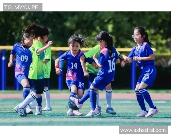 小孩儿与足球明星的奇妙邂逅梦想与激情交织的瞬间