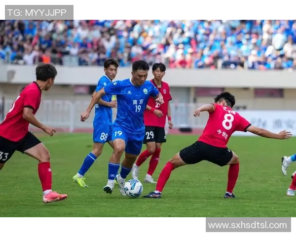 每个足球队的明星球员背后的故事与成就解析